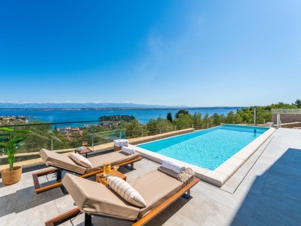 Villa with Pool and Sea View for sale H712: Pool and sea view
