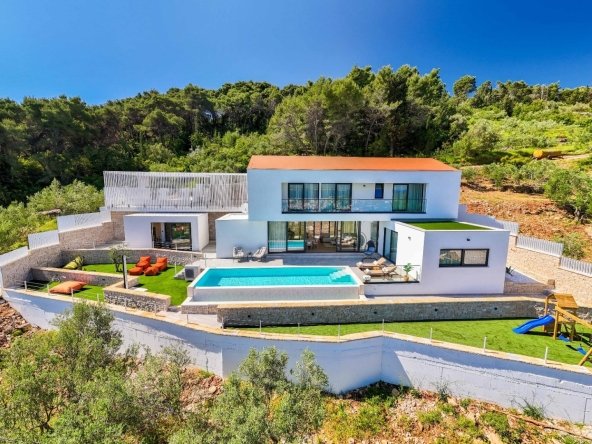 Villa with Pool and Sea View for sale H712